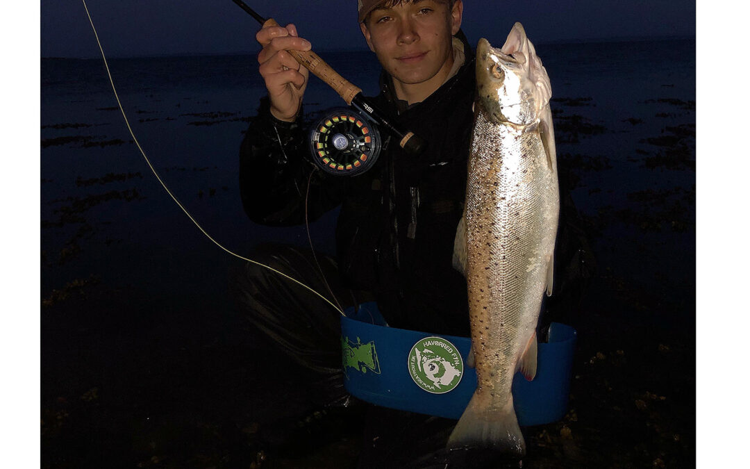 Sven Riber Hougaard med havørred taget på natfiskeri