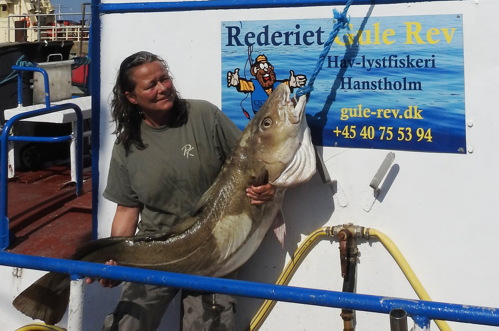 Ann-Brit Lyhr med sin flot5te 29 kilois torsk taget fra båden Yellow Reef