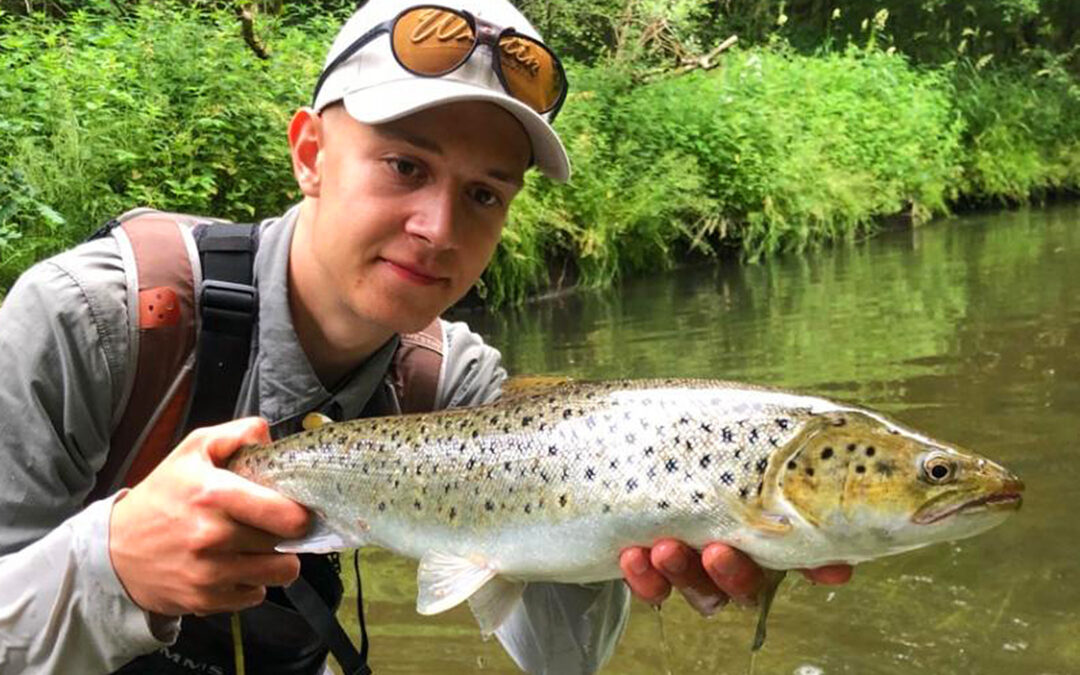 Axel Bjørn Pedersen men sin floote halvmeter havørred fra åen taget på spinner.