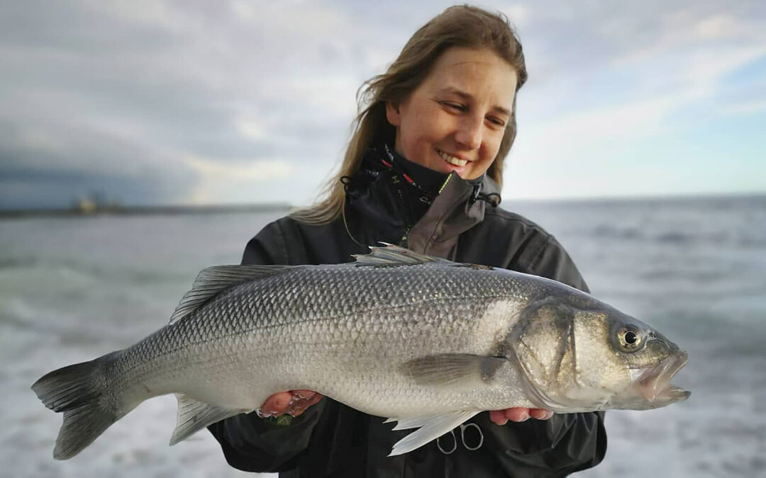Irena Mathiasen med flot havbars fra Vestkysten.