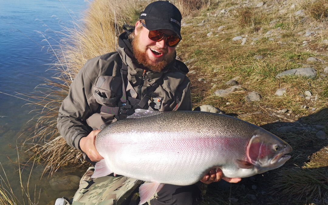 Mads Nørgaard Kristensen med sin flotte 11,55 kilos regnbueørred fra en kanal på New Zealand.