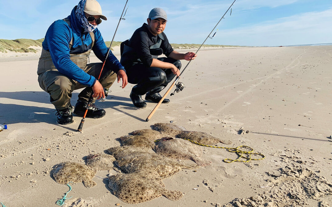 Phakphum Surintorn og hans kammerat med pighvar fra Vejers Strand