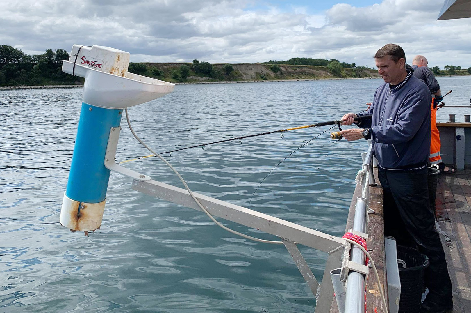 Der "chummes" lystigt på Øresund - og teknikkerne til at lokke makrelstimerne tæt på bådene bliver mere og mere avancerede.