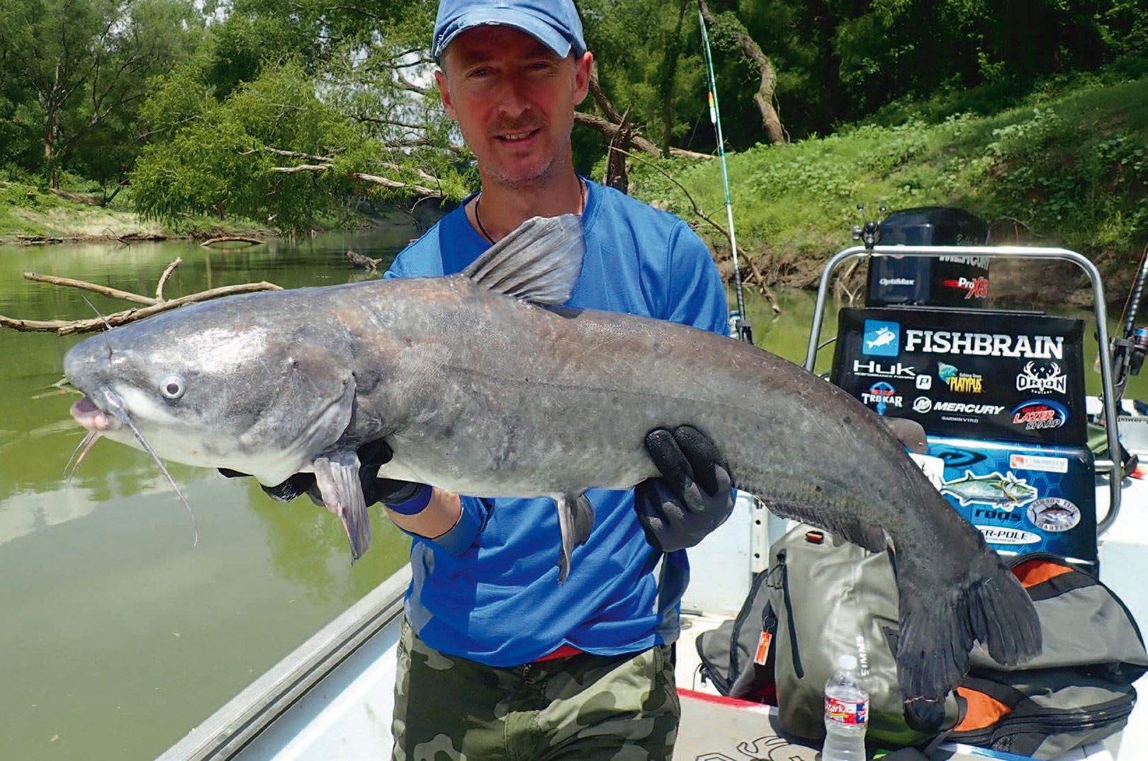 Under fiskeriet er en af sidegevinsterne blue catfish , der giver os kamp til stregen!