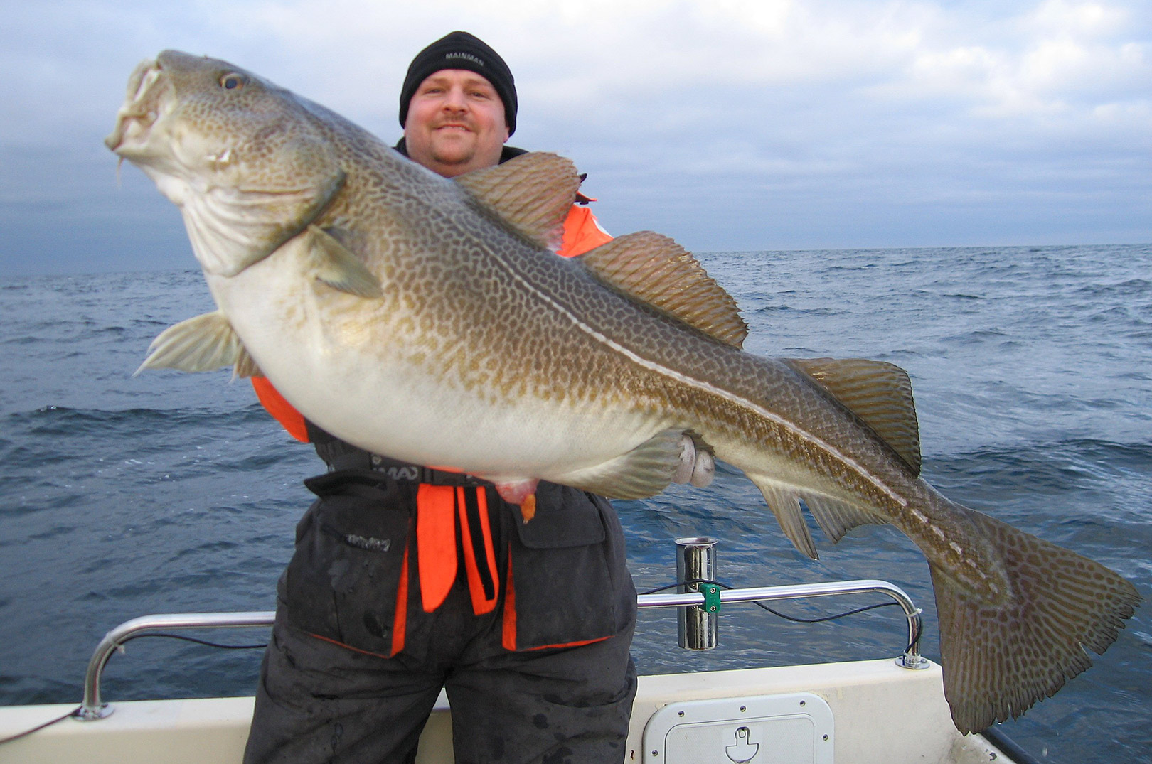 Casper med sin PFB torsk på 29,3 kilo fra havet ud for Stevns.