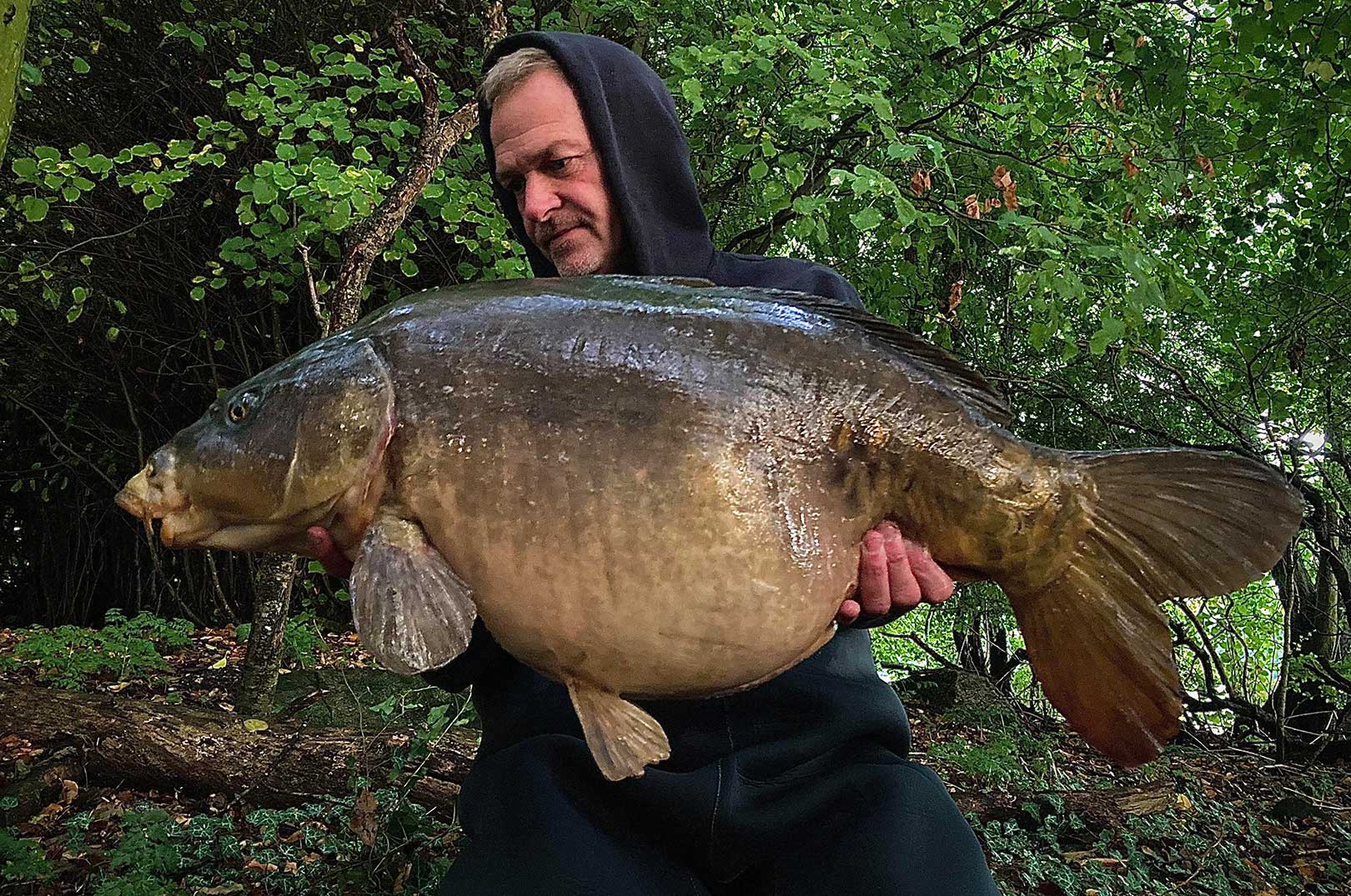 Morten Billegaard Rasmussen med den ene af sine flotte 18 kilos karper.