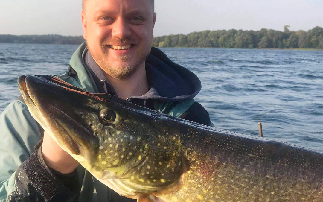 Mads Skyth Jensen med sin flotte gedde fra Esrum Sø.