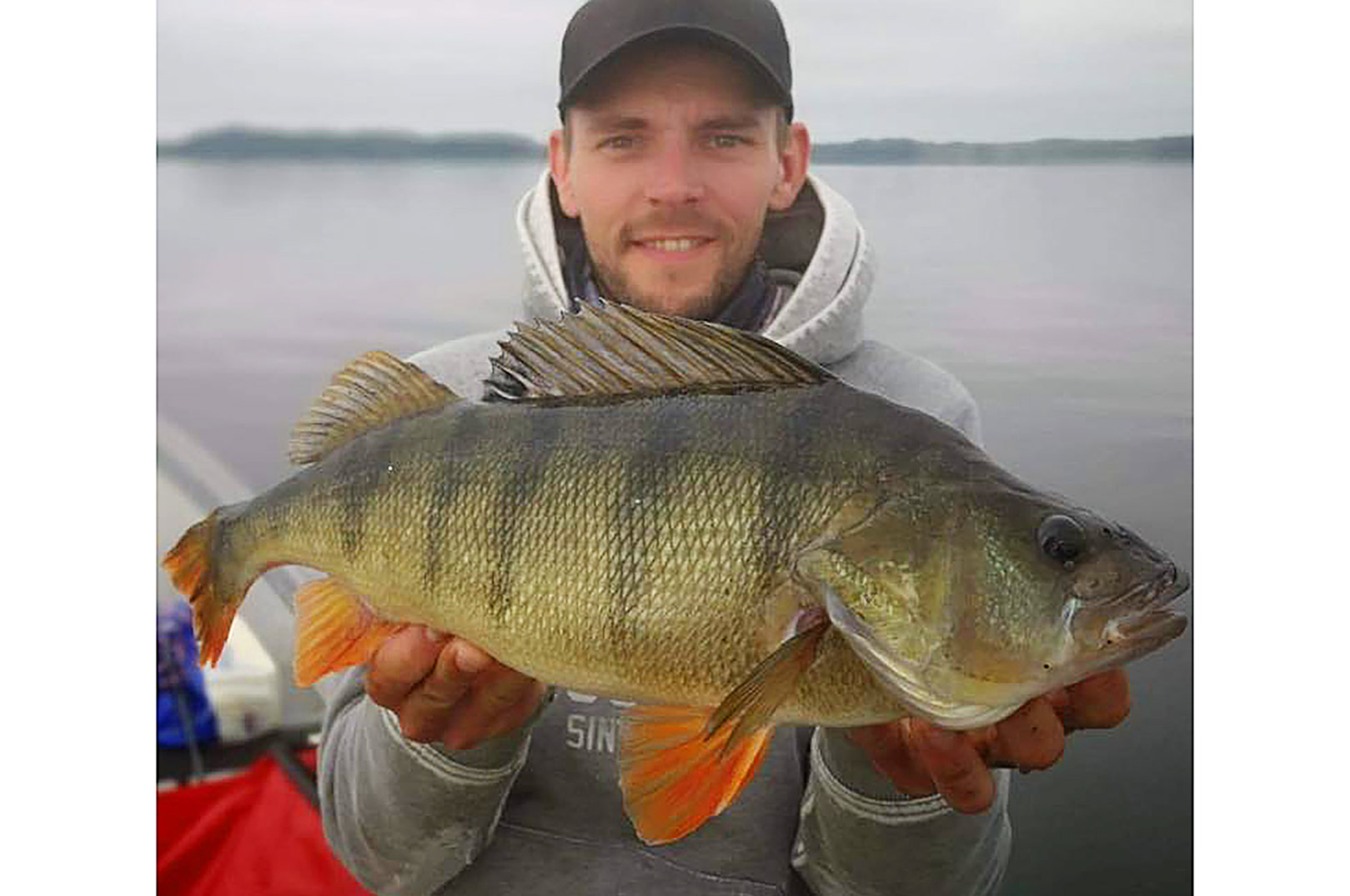 Kristian Bau Petersen med en flot søaborre