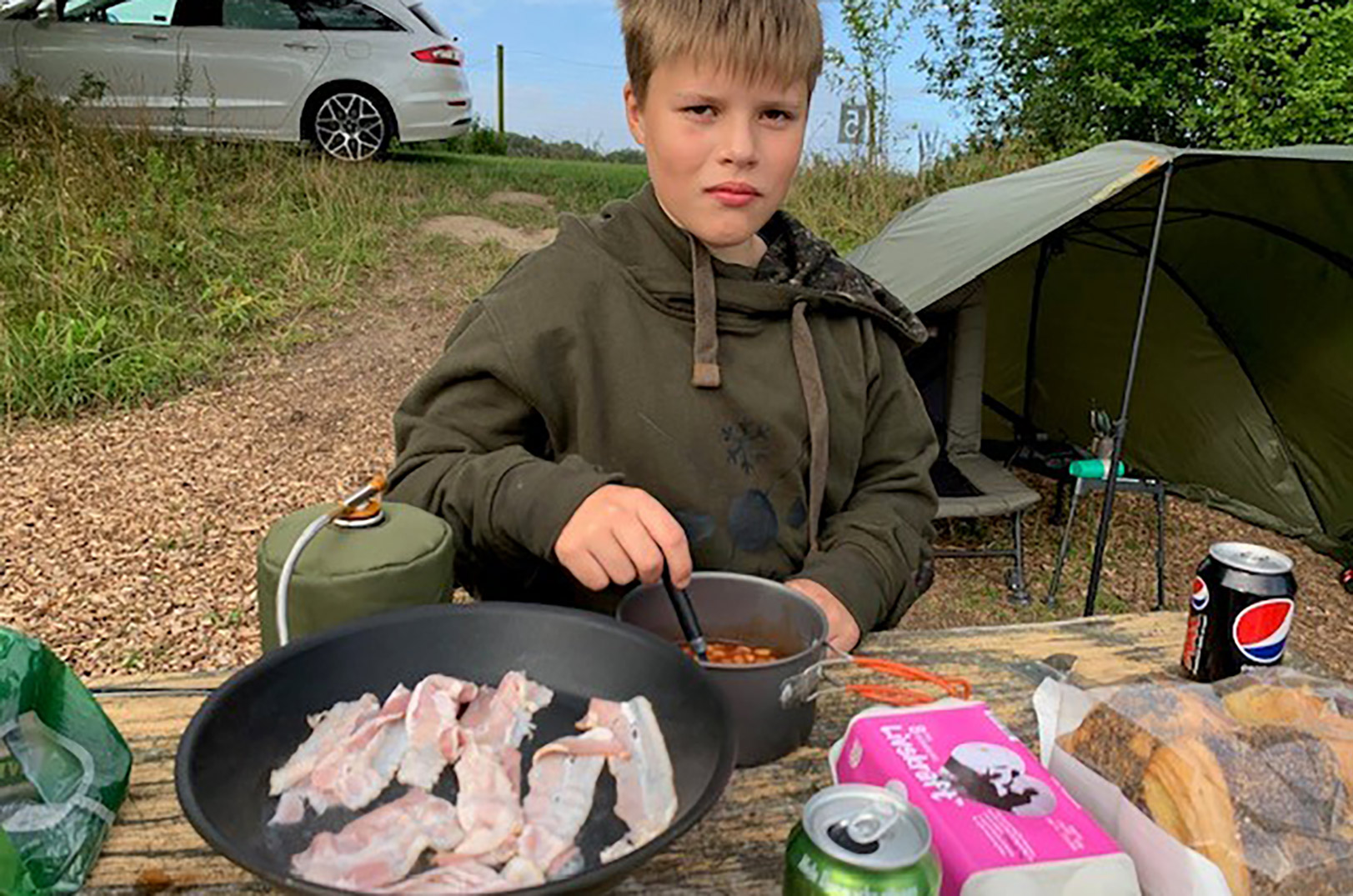 Det var Victor der fightede den stor4e malle, men han ville helere hyugge med madlavningen end at hoppe i vandet for at blive fotograferet med den store fisk.