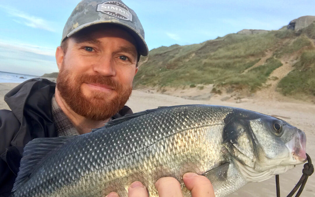 Niels Chr. Pedersen med sin første havbars fra kysten ved Hirtshals