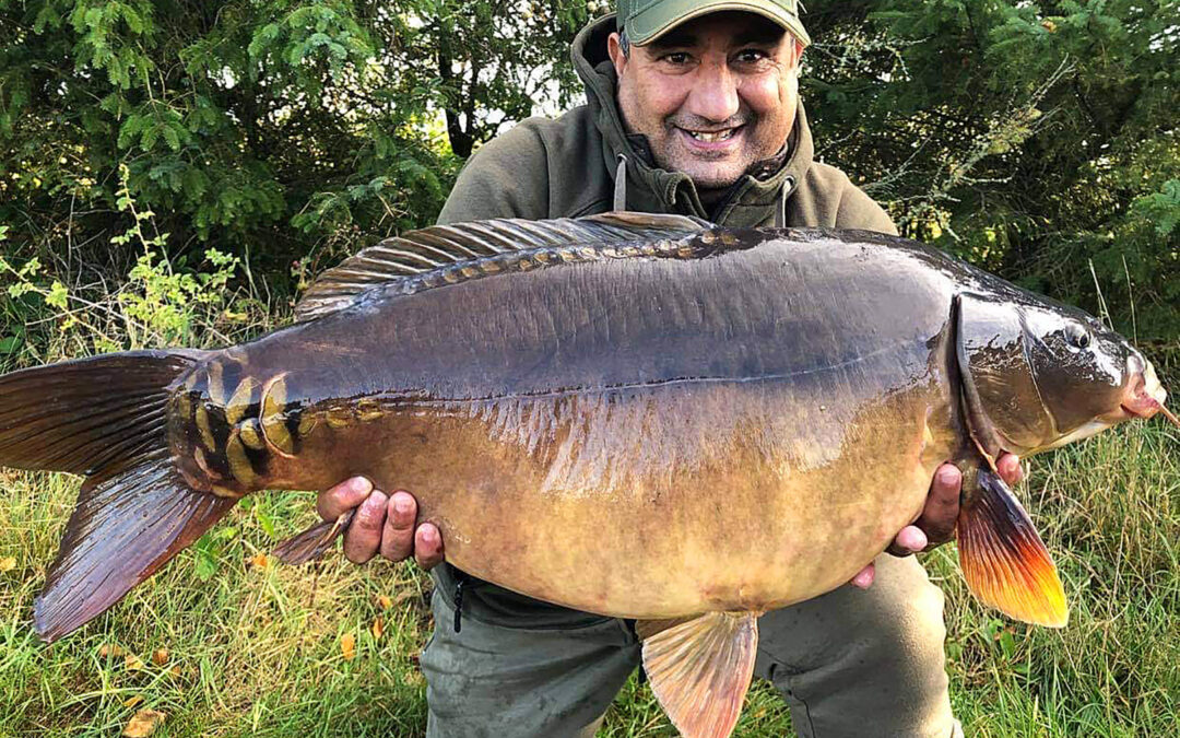 Rachid Bensearati med sin flotte karpe.