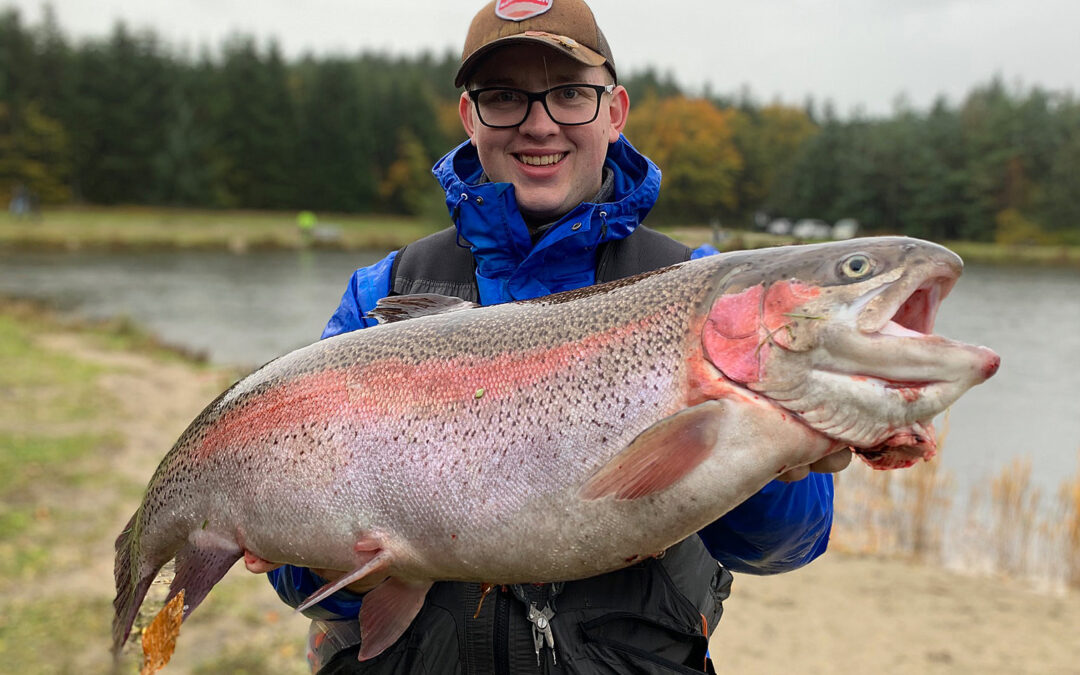 Mads Konge med sin flotte regnbueørred fra Nørhå Fiskepark