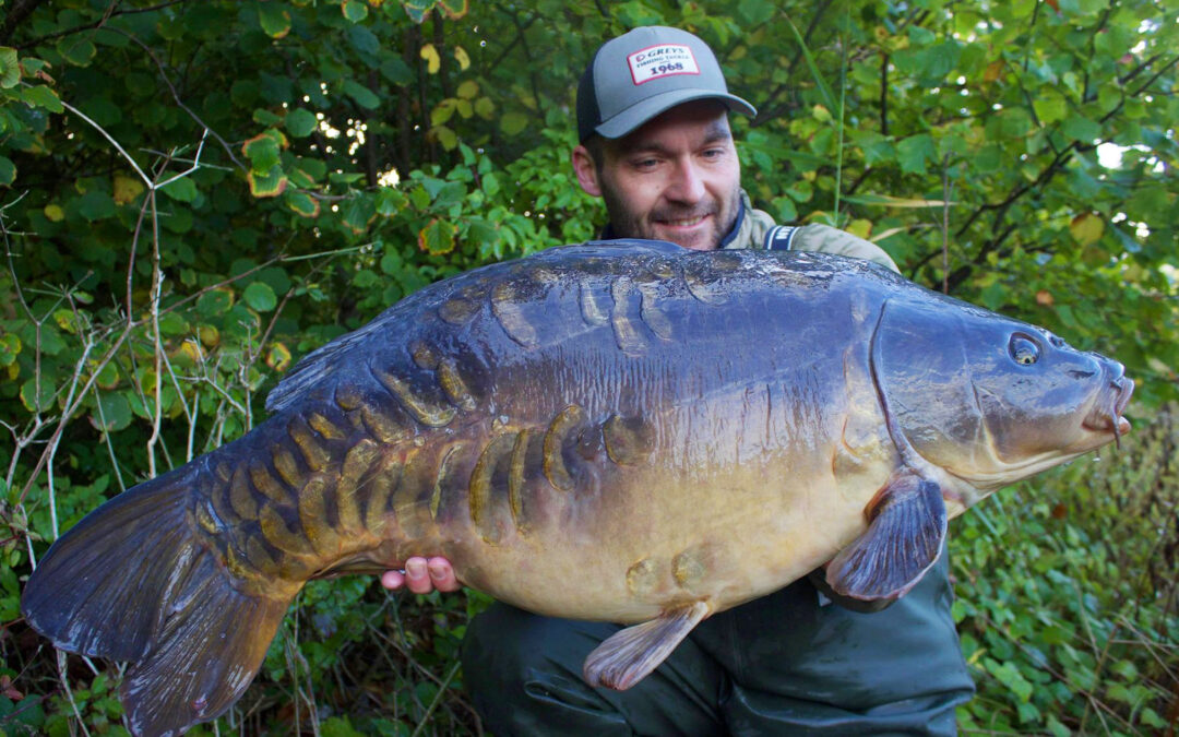 Martin Olsen med sin fantastiske 16 kilos karpe taget på en CFC-boilie med scopex og banan smag