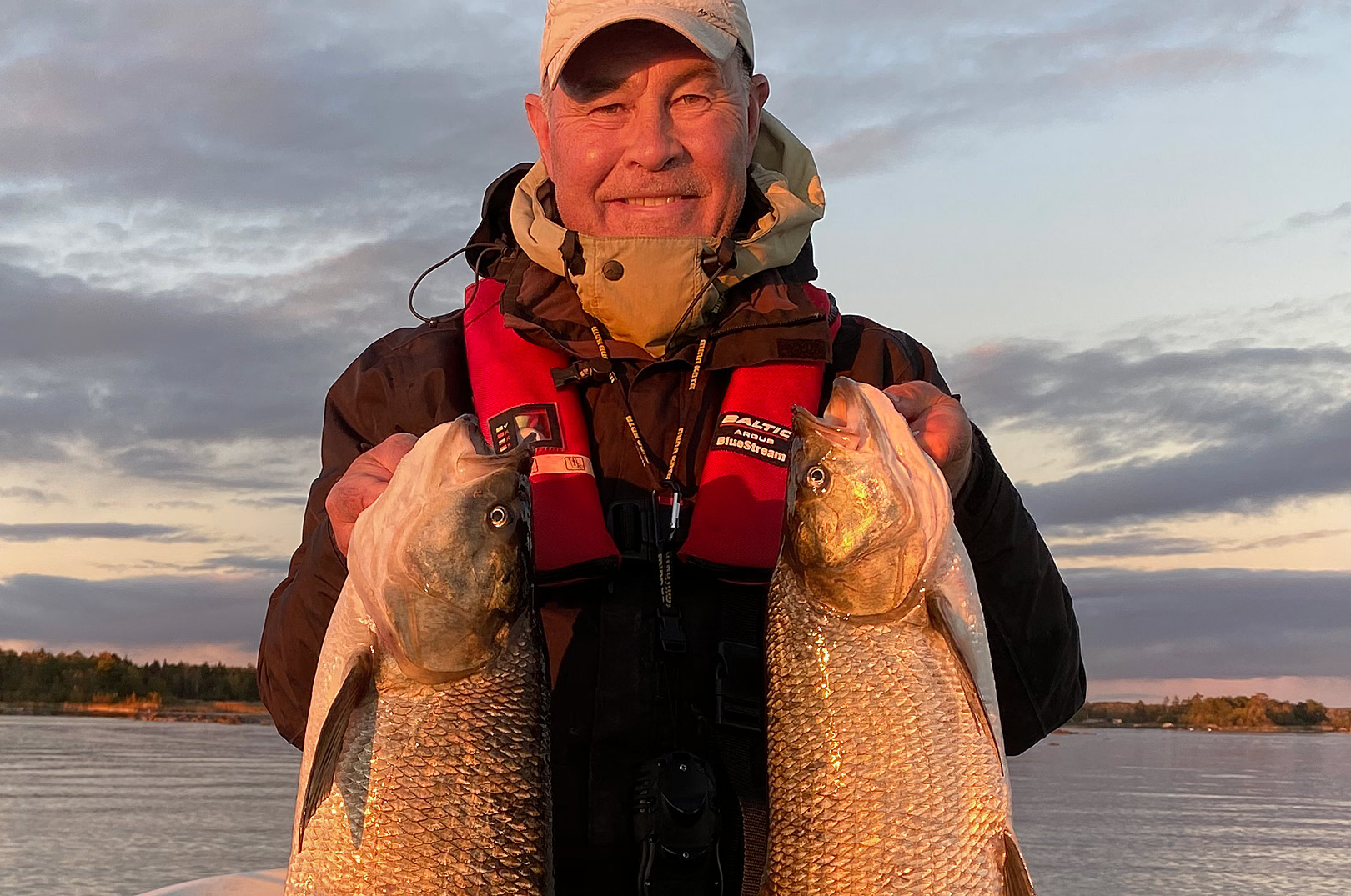 Niels Buch Jørgensen med to flotte asp taget på spin i Vänern. Ovenfor ses Rasmus med en flot 5 kilo+ asp.