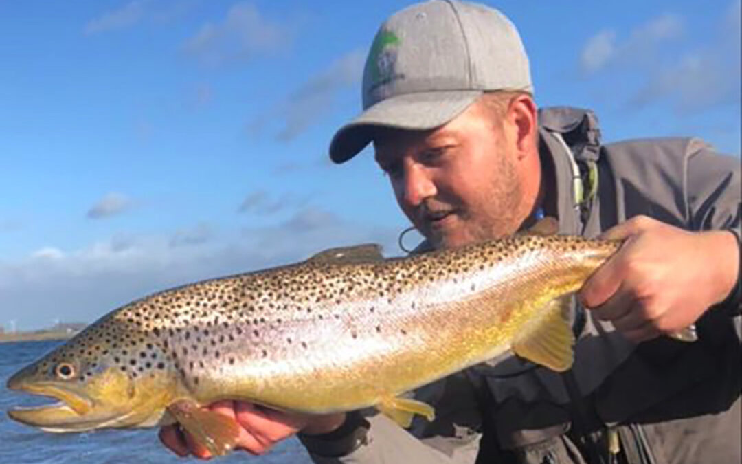 Anders Poulsen med en af turens flotte havørreder