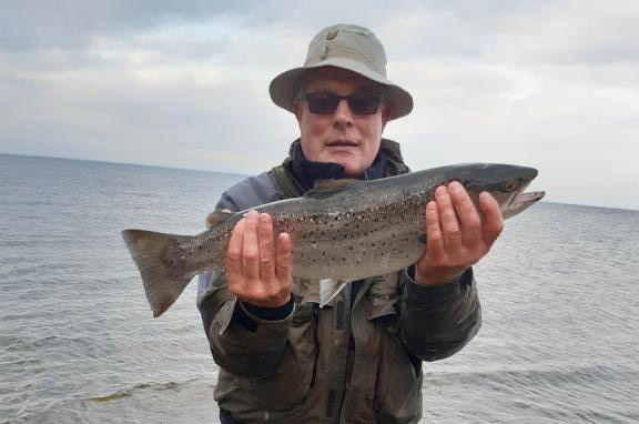 En ud af mange flotte havørreder som Farum Lystfiskerforening fangede på deres tur til Øland