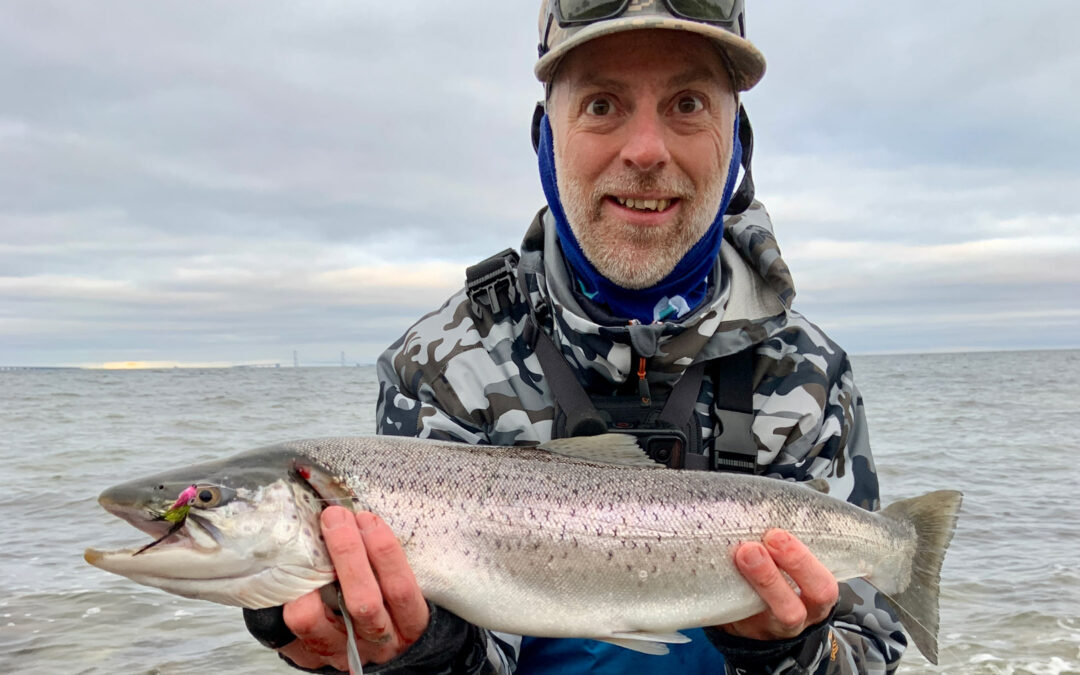 Jan Pryds med sin flotte 63 cm havørred taget på flue
