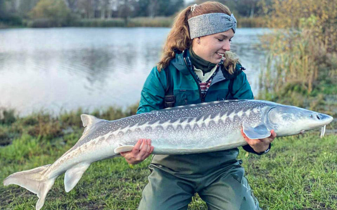 Yana Berntsen med en hvid stør fra Aalsbogaard Lystfiskersøer