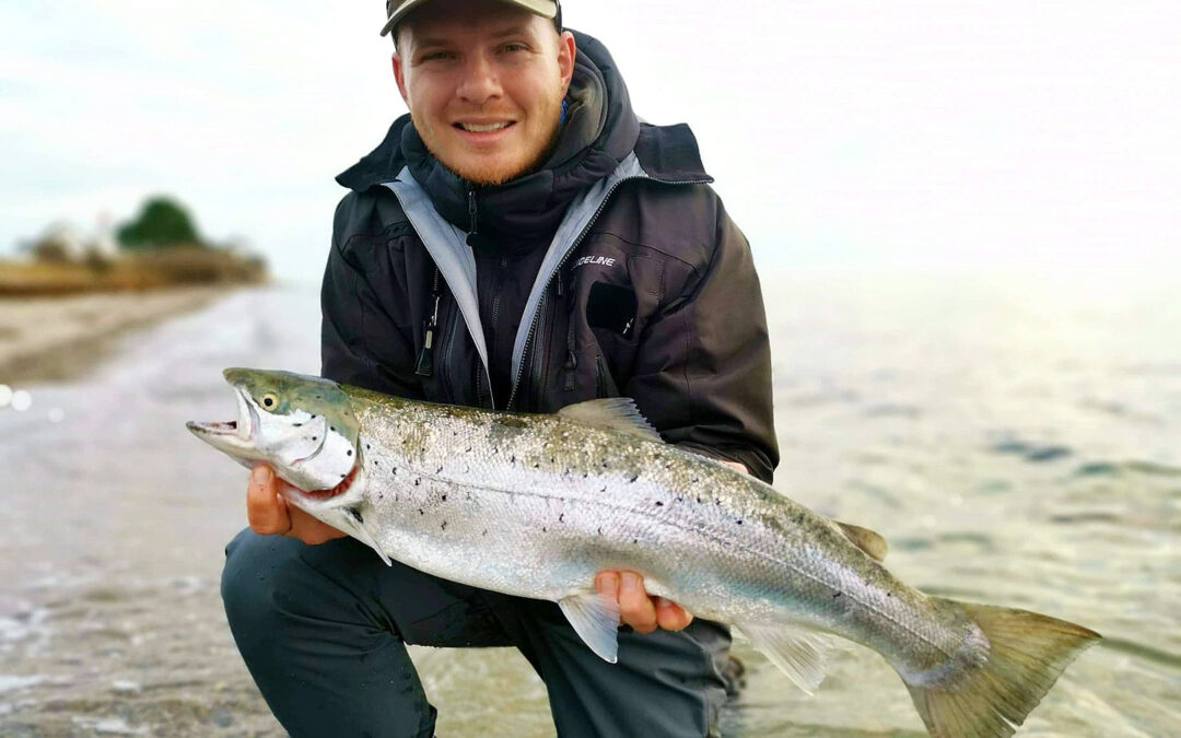 Esben Bay Sørensen med sin flotte havørred, der huggede på Den Stive langs den sydfynske kyst.