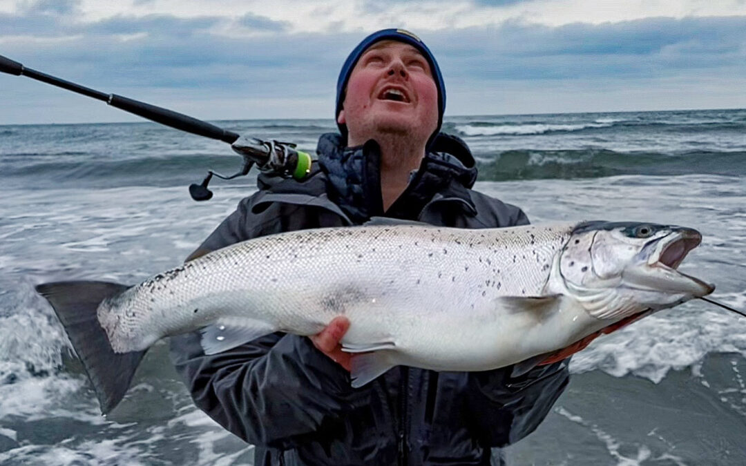 Mads Kentov med sin flotte havørred, der huggede et F22 blink