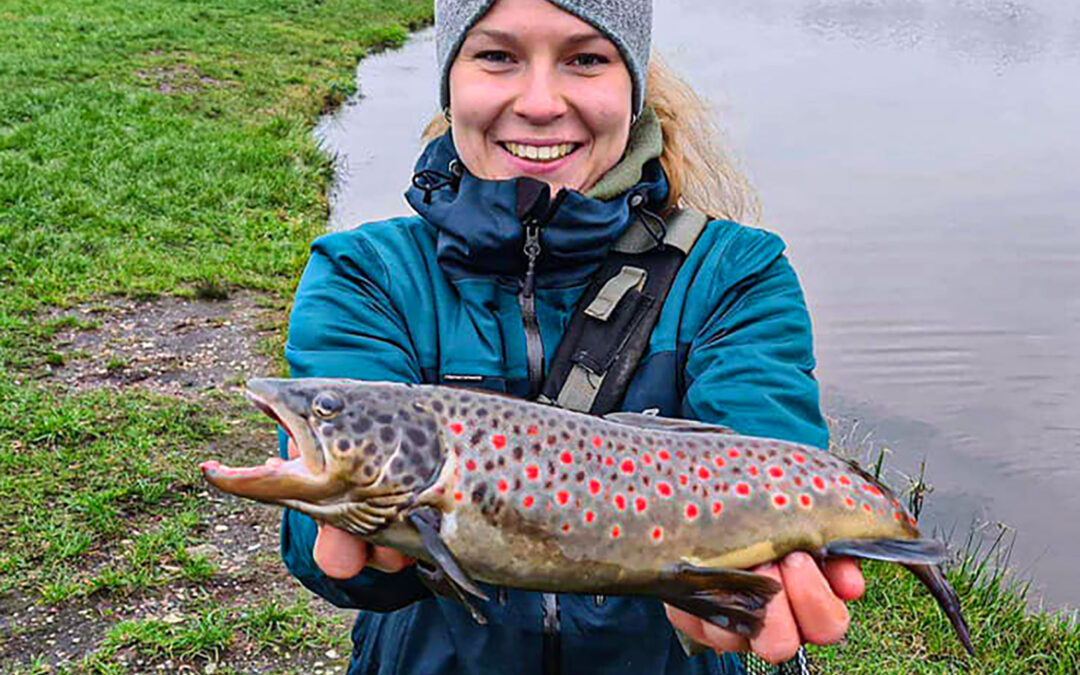 Yana Berntsen med sin flotte bækøfrred fra Oxriver Put and Take