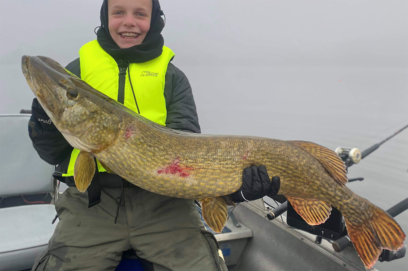 Emil med sin flotte ti-kilos gedde taget på agnfisk.