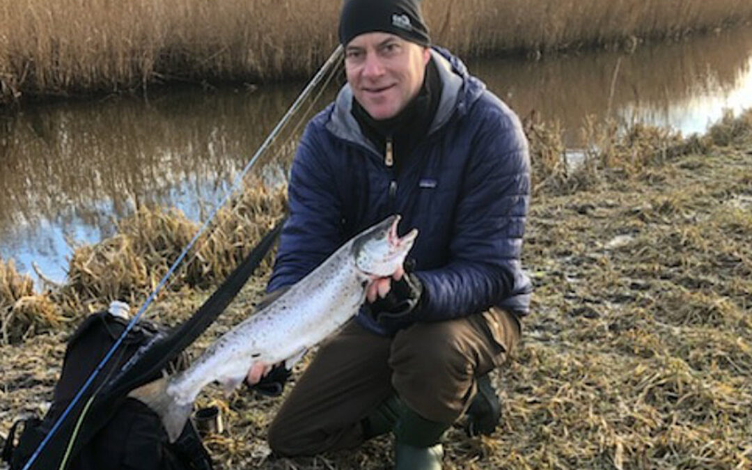Kim Rygaard Thomsen med sin premiereørred fra Tude Å.