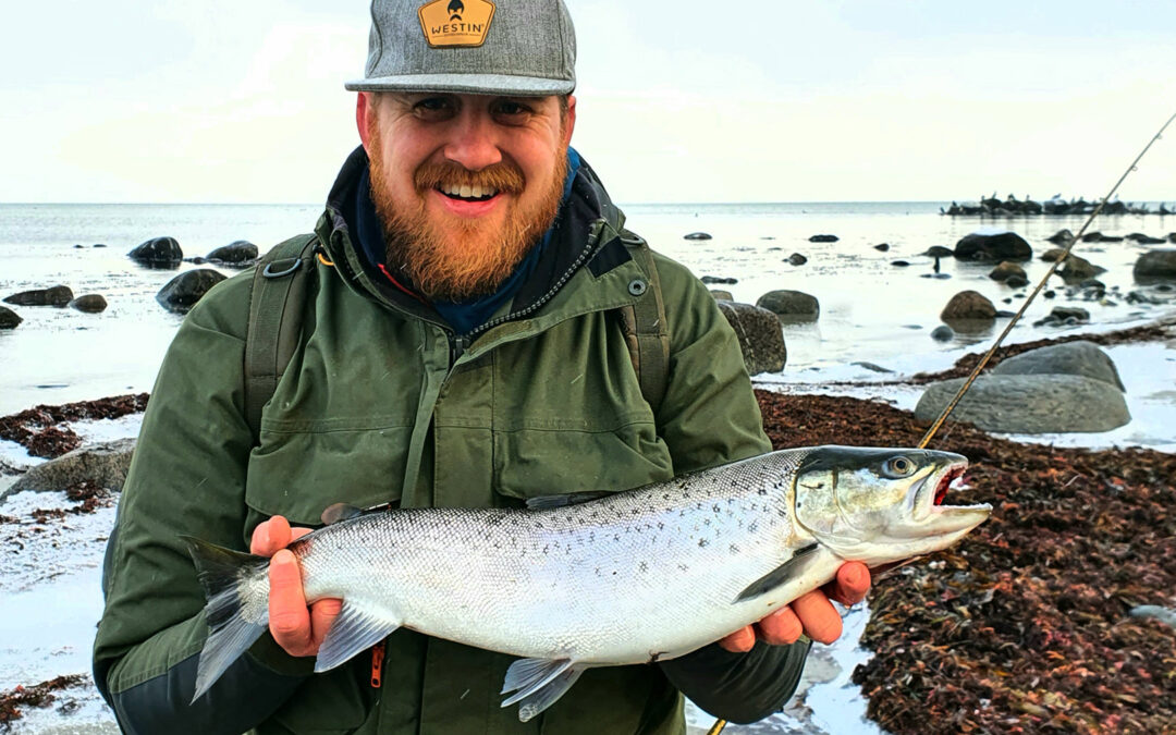 Martin Milinge Floutrup med sin fine havørred fra Sjællands nordkyst.