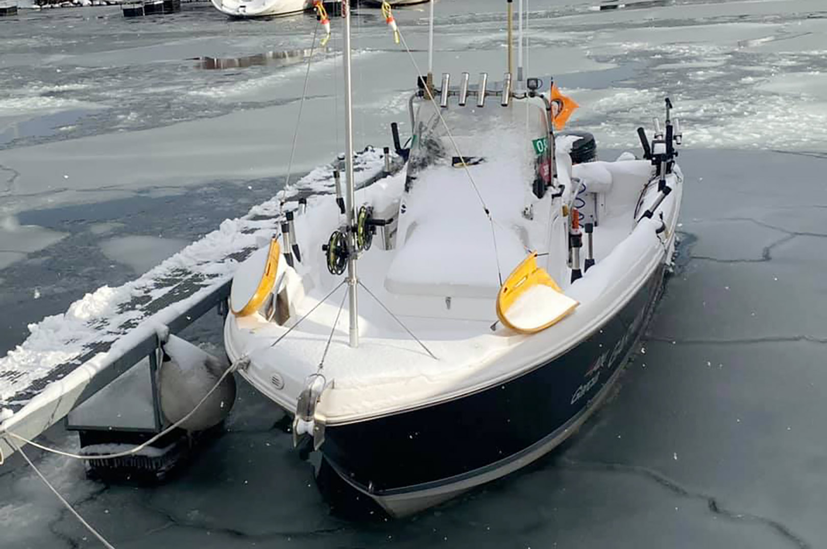 Såsan ser der ud i mange havne - her på Bornholm. Foto: Per Sjøstrøm. Øverst ses Andrej Fokin med sin flotte 15 kilos laks fra den lithauiske del af Østersøen - fanget liget inden isen lukkede havnene. 