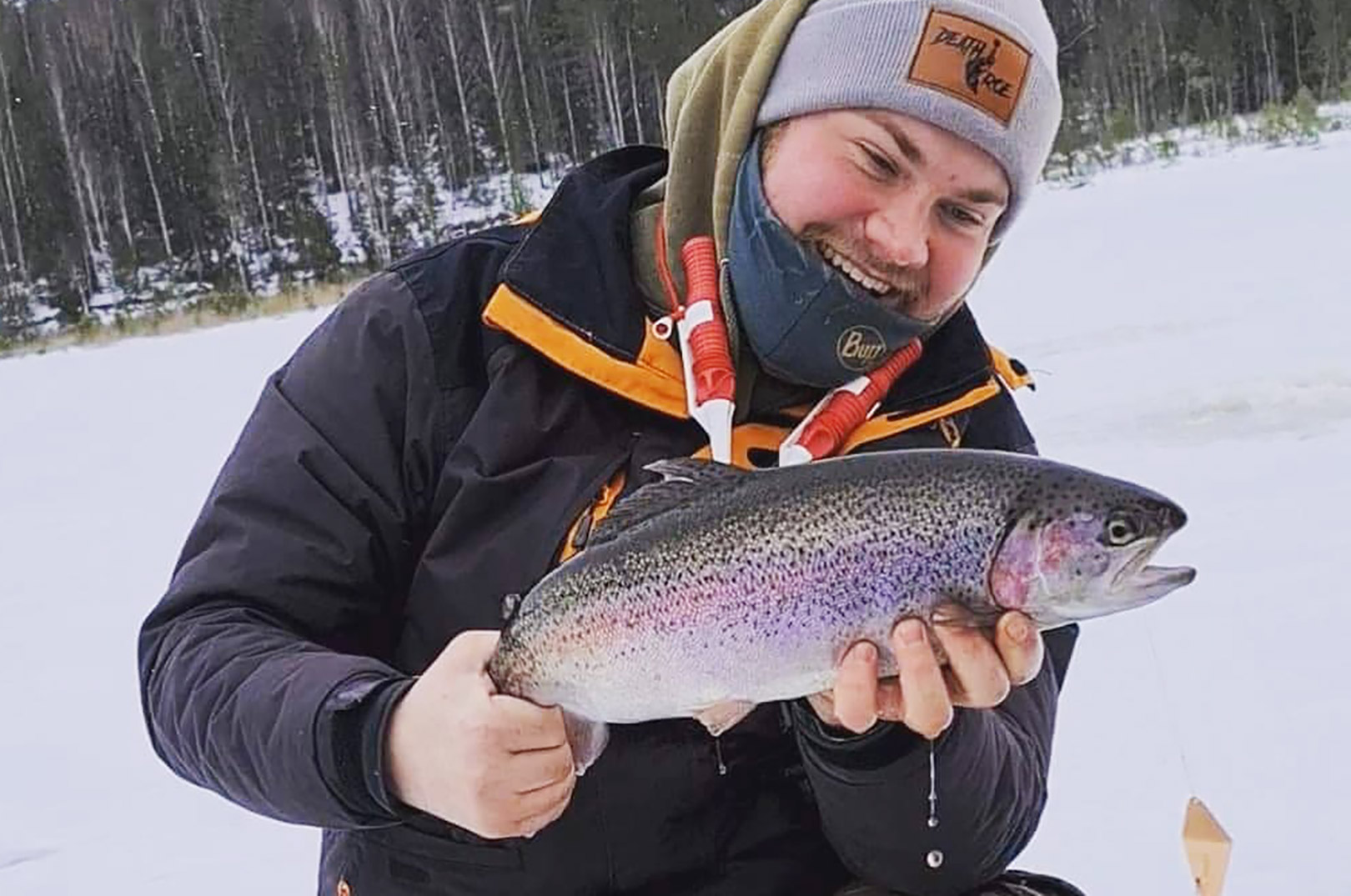Danske @mads_n_kristensen fra Forshaga Akademin med sin første fisk igennem isen, fra en lille svensk skovsø. 