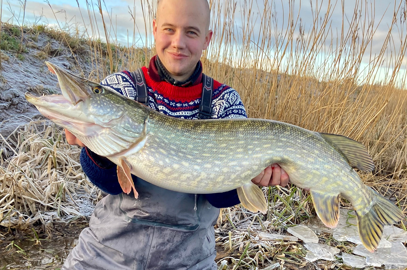 Nikolai Lindholm med en af de flotte gedder