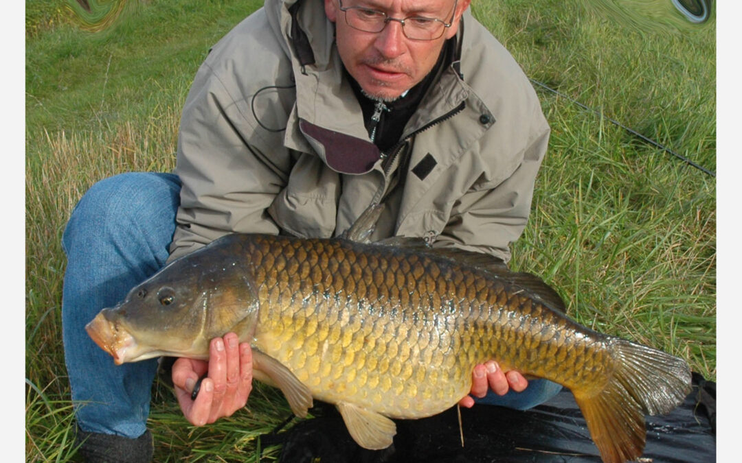 Thomas Vedel med en smuk karpe fra Sydkanalen ved Lammefjorden.