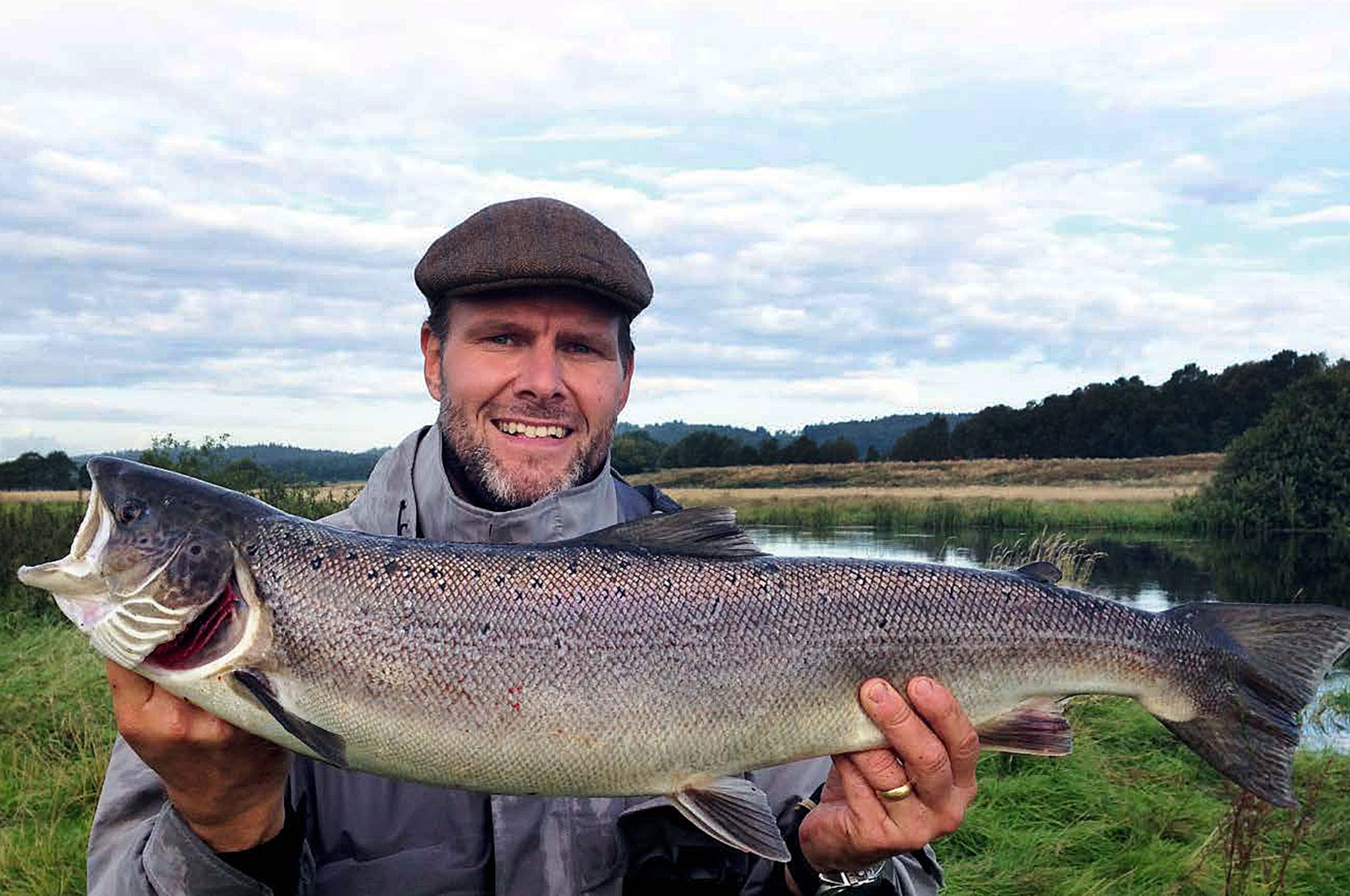 Morten Holm, en af Gudenåens flittigste og dygtigste fiskere, viser igen hvordan det skal gøres.