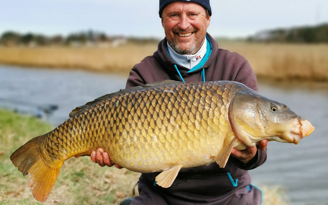 Claus Foss med sin flotte karpe fra Lammefjordskanalerne