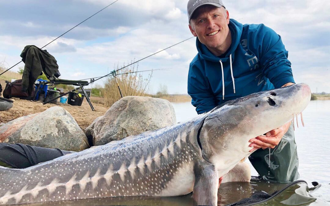 Henrik Carl med sin flotte 74 kilos stør fra Nordvestsjællands Fiskepark