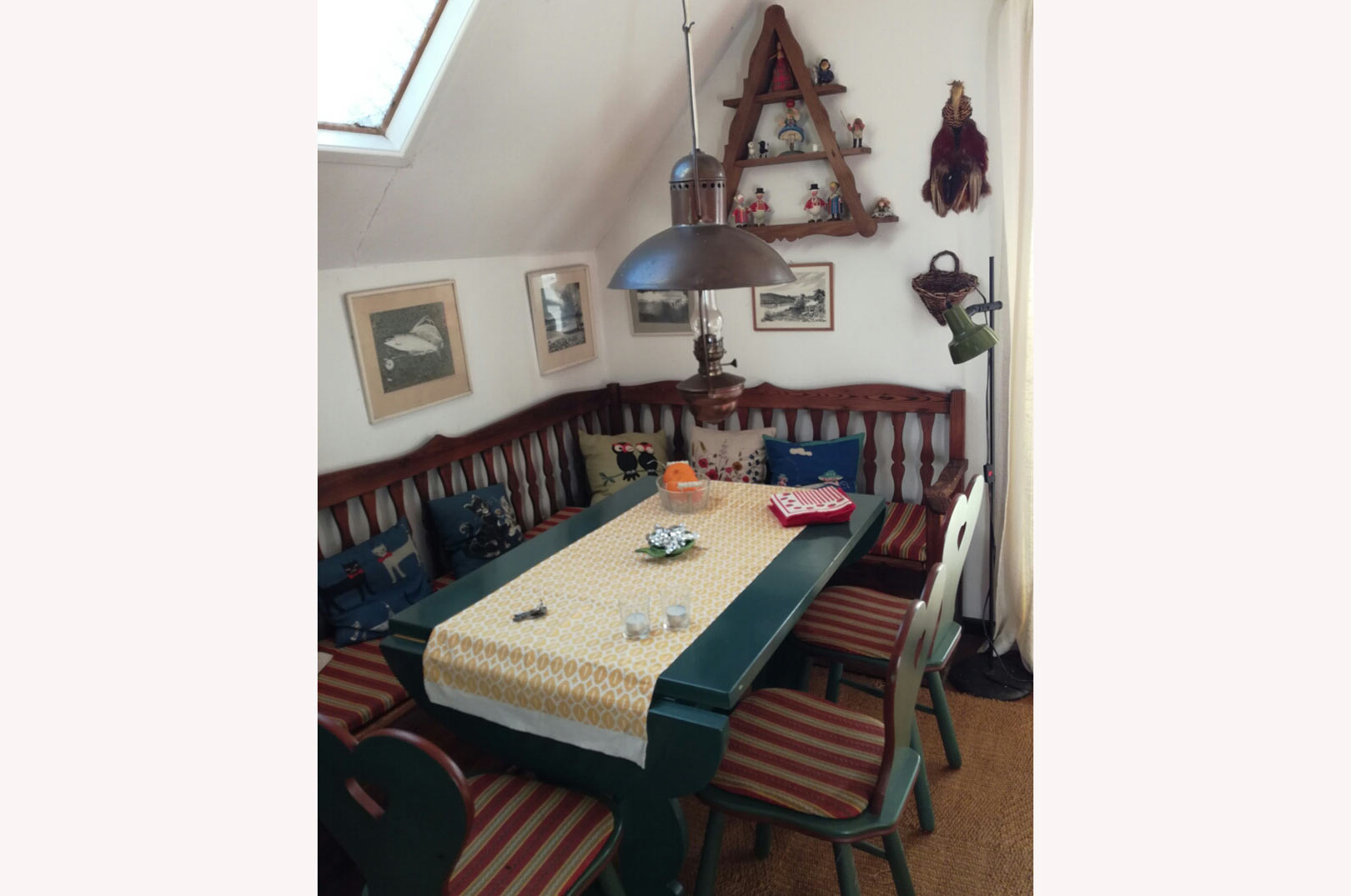 Her kan man sagtens se sig selv spise en god middag inden man afslappet går ned til åen for at fange en havørred i skumringen.