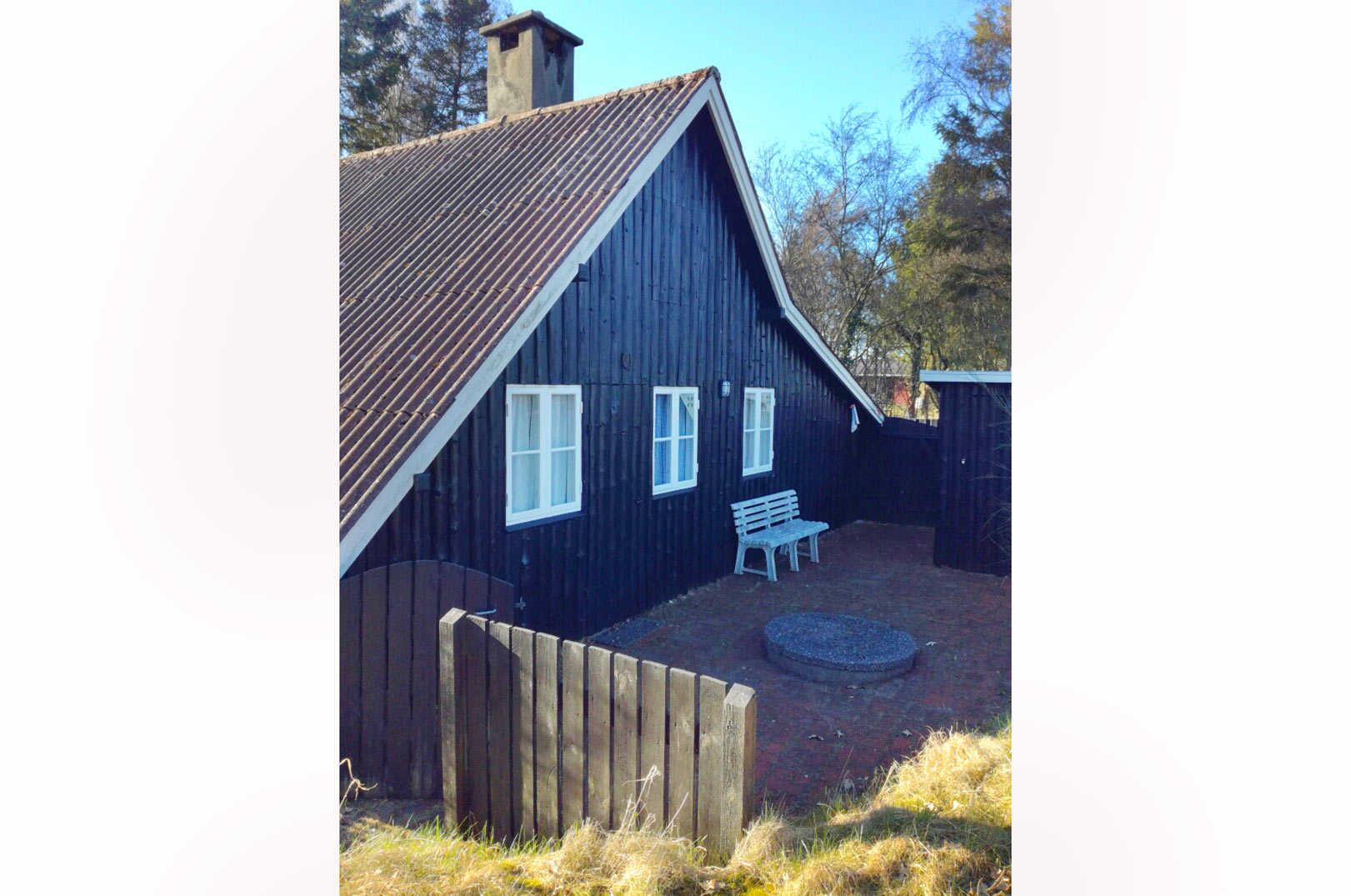 Der er også en dejlig terasse ved hytten, hvor man kan nyde livet inden og efter fisketuren.