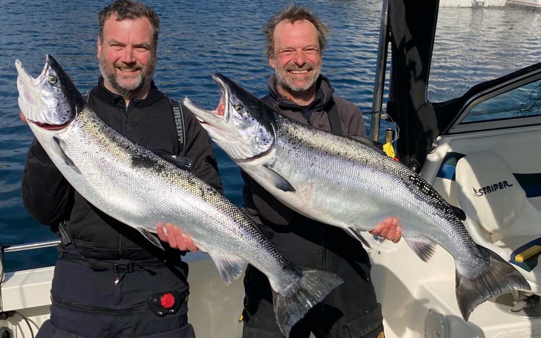Søren Sene3ca tx med 13 kilos laksen og Torben til højre med 16 kilos fisken.