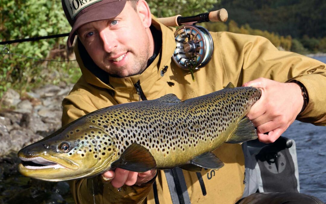 Artiklens forfatter med en smuk, let farvet hanfisk på knap 70 cm. Fisken tog fluen hårdt nær egen bred.