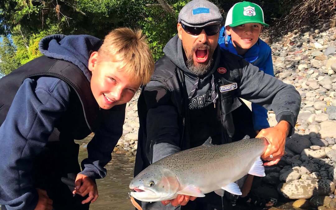 En fælles familie steelhead fra vildmarken i BC. Det her er Storm & Vester’s første møde med deres fars favorit fisk.