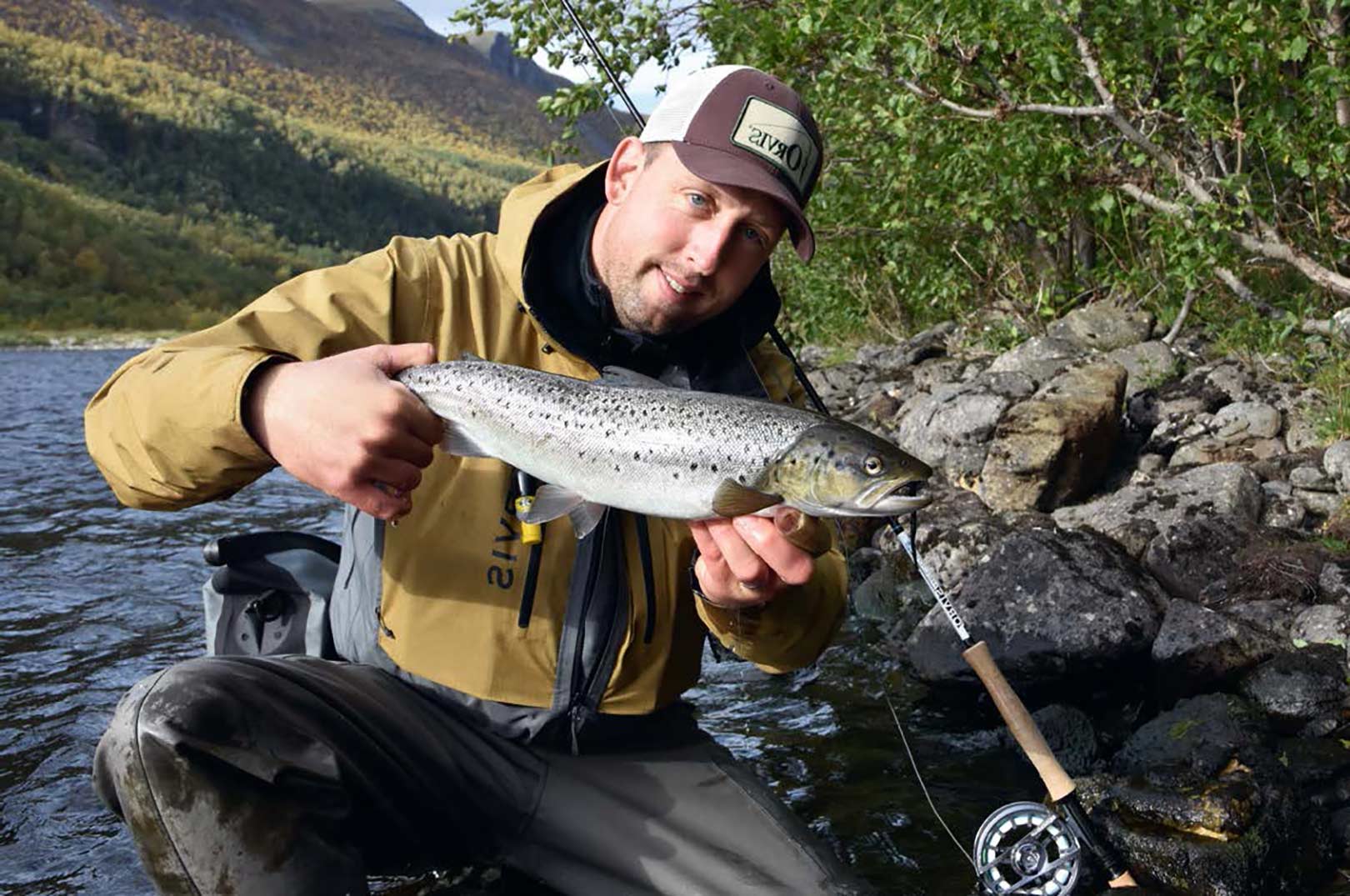 De fleste havørreder vi fanger, ligger som denne omkring de 45-55 cm. Men der fanges jævnligt 3-5 kilos fisk i både elven og fjorden.