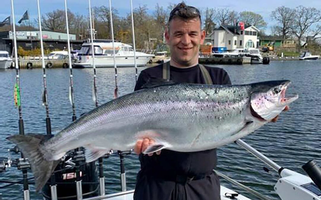 Christian Ehrenberg med sin laks fra Pukaviken