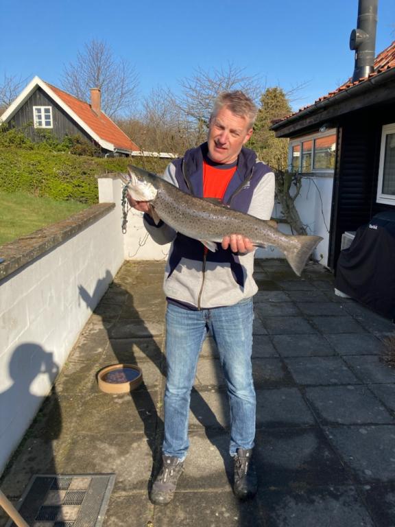 Henrik Mølck med sin flotte havørred, der huggede på en Jensen pirk langs den bornholmske kyst ved Gudhjem.