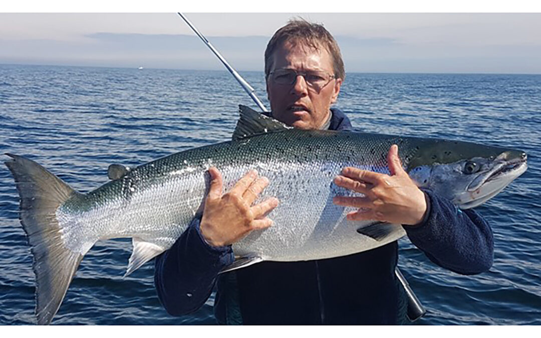 Jimmie med sin flotte storlaks på over 19 kilo.