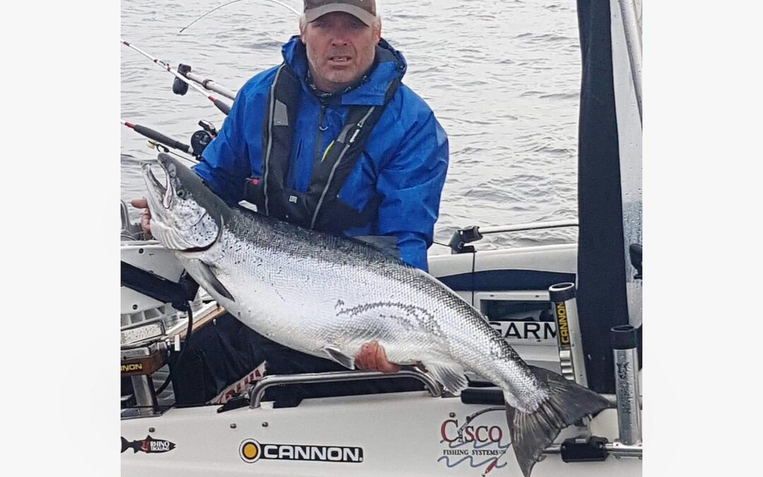 Freddi Hansen med sin 19,8 kilos laks fra Pukaviken