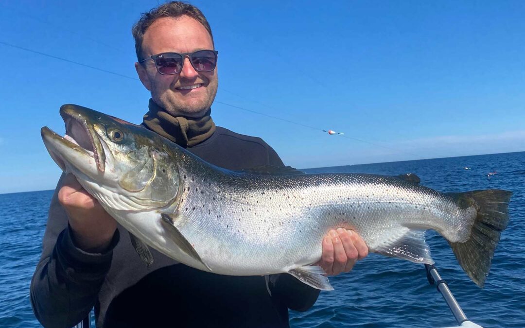 Anders Christoffersen med sin flotte 6,6 kilos havørred fra Hanöbugten taget på trolling