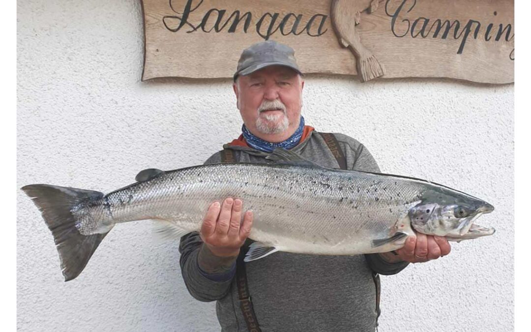 Helmuth Dube med sin fine laks fra Gudenåen