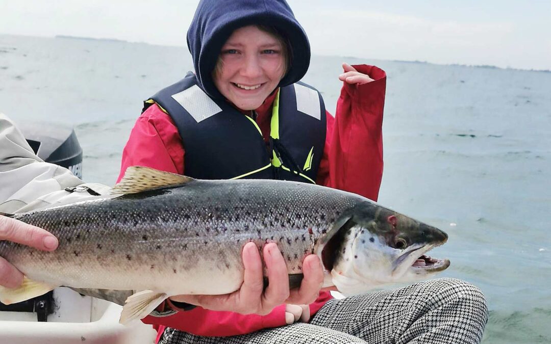 Justine med sin flotte havørred fra Stigsnæs