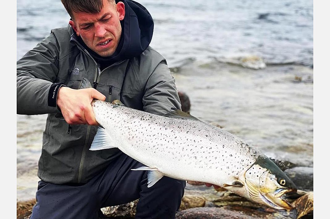 Mathias Jacobsen med den ene af de to flotte havørreder fra den svenske kyst.