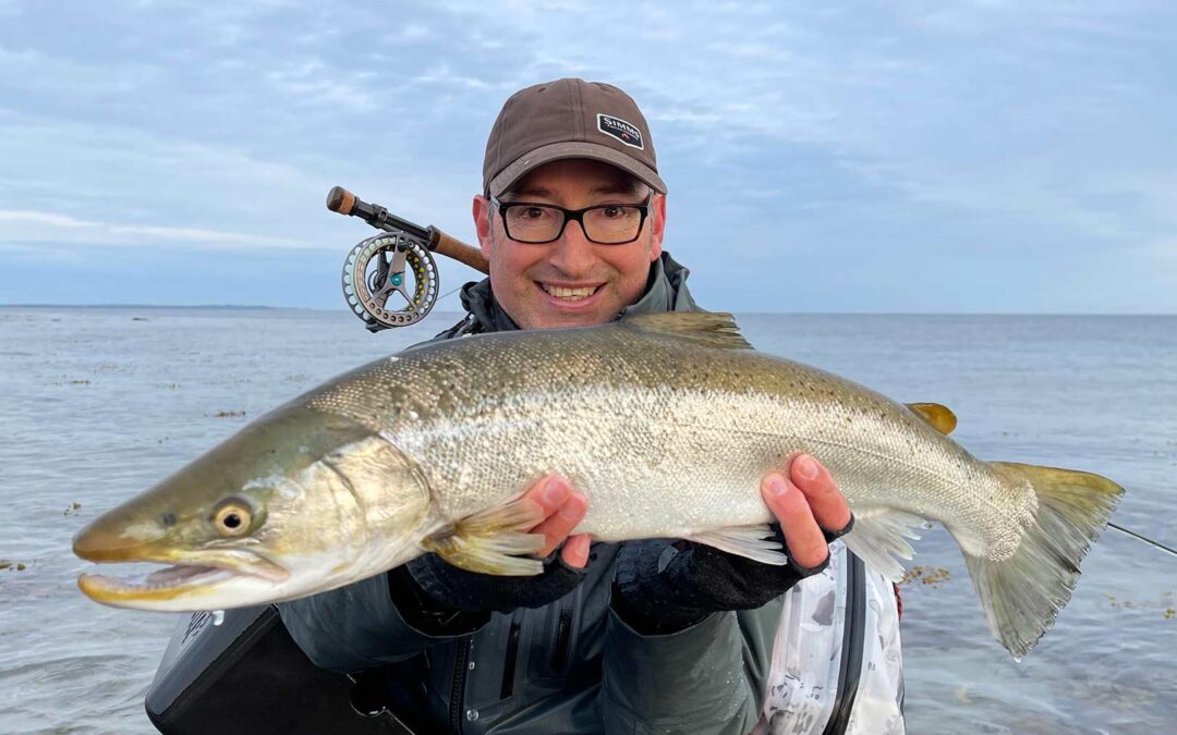Peter Nielsen med sin flotte kystørred taget på en variant over fluen Guldbassen